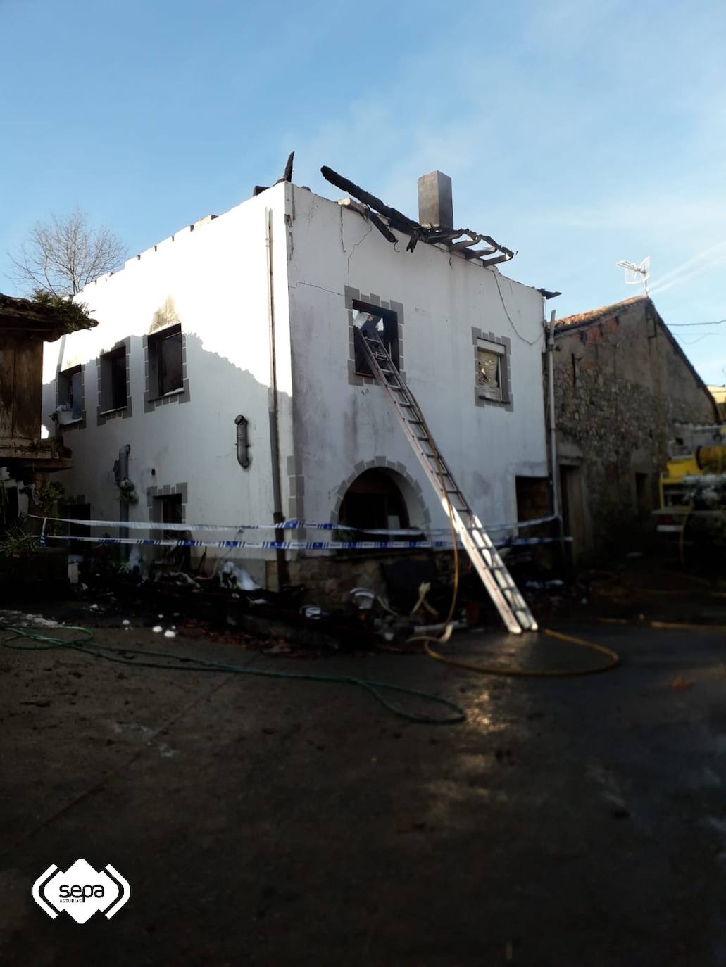 Fotos Un incendio destruye una casa en Cangas de Onís El Comercio